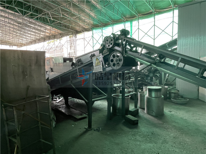 斷橋鋁破碎機廢鋁破碎分選現(xiàn)場 斷橋鋁破碎機<a href='http://m.tianya16888.cn/psxl/1279.html' target='_blank'><span>廢鋁破碎</span></a>分選現(xiàn)場