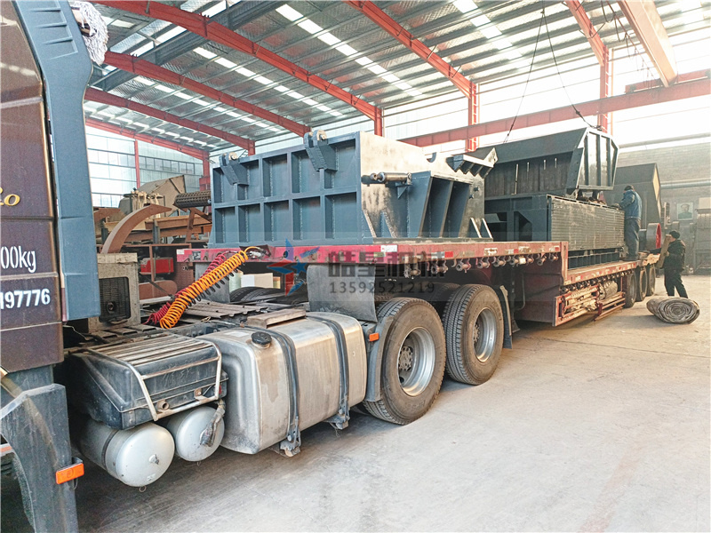 1800型<a href='http://m.tianya16888.cn' target='_blank'><span>鋁合金破碎機(jī)</span></a>設(shè)備裝車發(fā)貨